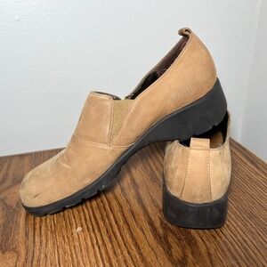 JONES NEW YORK LADIES SAND COLOR SUEDE WALKING SHOE SIZE 9 M